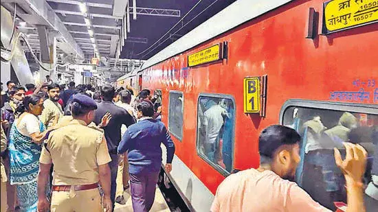 Badlapur में लंबी दूरी की ट्रेन के 2 घंटे रुकने से लोकल ट्रेनों में देरी हुई