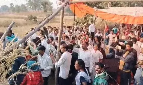 खेत में पंडाल तानकर प्रार्थना सभा, ग्रामीणों ने किया जमकर हंगामा खेत में पंडाल तानकर प्रार्थना सभा, ग्रामीणों ने किया जमकर हंगामा