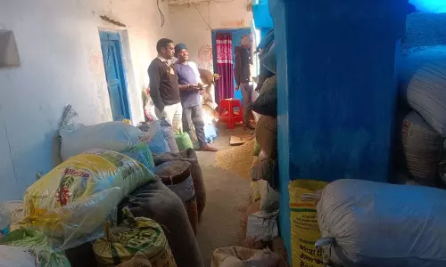 किराना दुकान और गोदाम में छापेमारी, अवैध धान पर सख्त कार्रवाई जारी किराना दुकान और गोदाम में छापेमारी, अवैध धान पर सख्त कार्रवाई जारी