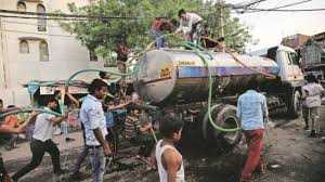 Gurugram, Sector 21 में कम पानी के प्रेशर की शिकायतों के बीच टैंकरों की भीड़ लगी हुई