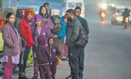 Delhi schools में हाइब्रिड क्लास चल रही हैं क्योंकि AQI गंभीर और उससे भी खराब बना हुआ Delhi schools में हाइब्रिड क्लास चल रही हैं क्योंकि AQI गंभीर और उससे भी खराब बना हुआ