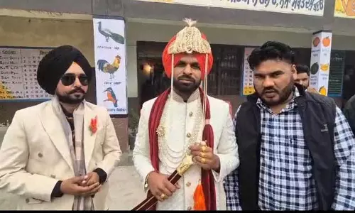 Ferozepur में 2 दूल्हों ने वोट डालने के लिए बारात रोकी Ferozepur में 2 दूल्हों ने वोट डालने के लिए बारात रोकी
