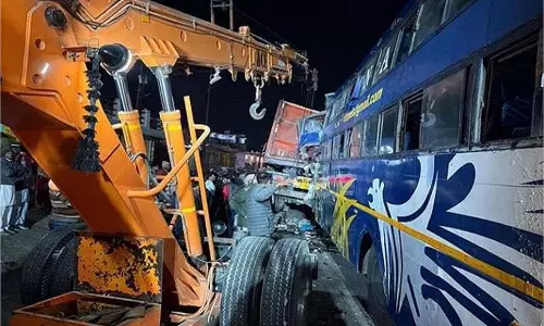 Uttarakhand:अनियंत्रित बस खड़े ट्रॉला डंपर से टकराई,मची अफरा-तफरी