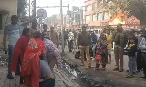तीन महिलाओं ने एक महिला को बाल पकड़कर पीटा, भीड़ जुट गई तीन महिलाओं ने एक महिला को बाल पकड़कर पीटा, भीड़ जुट गई
