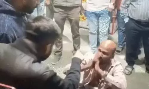 व्यापारियों ने की फ्रॉड की जमकर धुनाई, गुस्से में फाड़ दिए कपड़े व्यापारियों ने की फ्रॉड की जमकर धुनाई, गुस्से में फाड़ दिए कपड़े