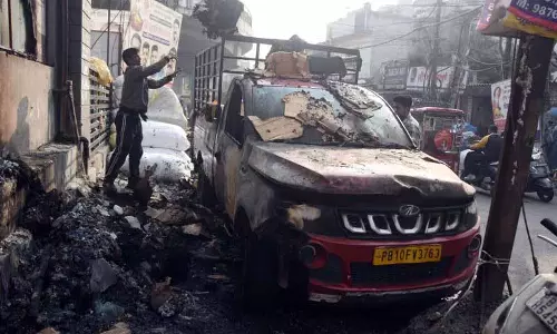 Ludhiana के मॉल और गारमेंट स्टोर में आग लगी, कार जलकर खाक हो गई