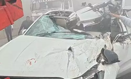 तेज रफ्तार कार की कंटेनर से टक्कर, दो की मौत, एयर बैग भी नहीं बचा पाए जान तेज रफ्तार कार की कंटेनर से टक्कर, दो की मौत, एयर बैग भी नहीं बचा पाए जान