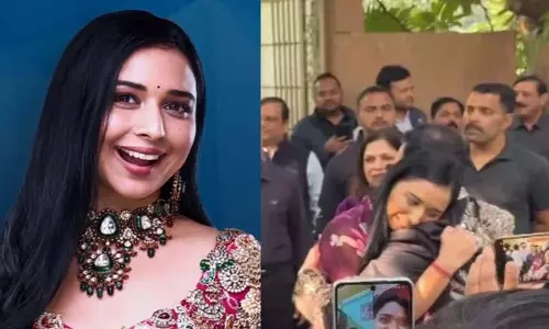 Bigg Boss 19 के बाद तान्या मित्तल का परिवार के साथ भावुक मिलन हुआ Bigg Boss 19 के बाद तान्या मित्तल का परिवार के साथ भावुक मिलन हुआ