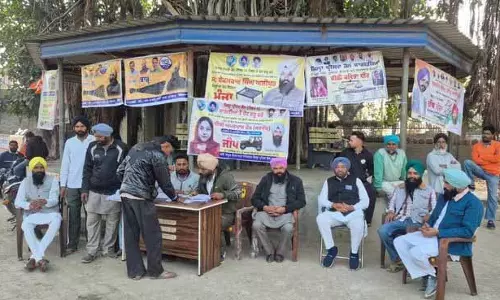 मिसाल कायम करते हुए, उम्मीदवारों ने Malerkotla village में कॉमन स्टॉल लगाया मिसाल कायम करते हुए, उम्मीदवारों ने Malerkotla village में कॉमन स्टॉल लगाया