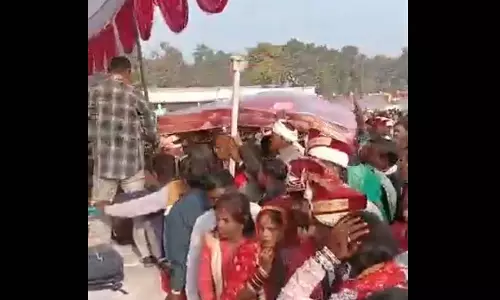 महिला अफसर पर गिरी गाज, सामूहिक विवाह और निकाह कार्यक्रम में मची लूट मामले में एक्शन महिला अफसर पर गिरी गाज, सामूहिक विवाह और निकाह कार्यक्रम में मची लूट मामले में एक्शन