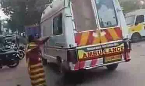 Viral Video: एम्बुलेंस ड्राइवर का शर्मनाक कृत्य, मरीज की पत्नी को कराया काम Viral Video: एम्बुलेंस ड्राइवर का शर्मनाक कृत्य, मरीज की पत्नी को कराया काम