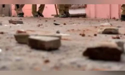 Tamil Nadu: बदमाशों ने एक प्राइवेट कंपनी की बस पर पत्थर फेंके, एक महिला घायल