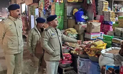 पुलिस ने Noorpur कस्बे में इलाके पर दबदबा बनाने का अभ्यास किया