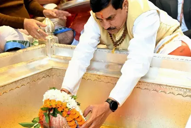 Madhya Pradesh के सीएम ने काशी विश्वनाथ मंदिर में पूजा-अर्चना की