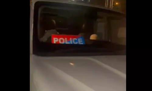 पुलिस अधिग्रहित स्कॉर्पियो में शराबखोरी, नशे में टुन्न मिला ड्राइवर