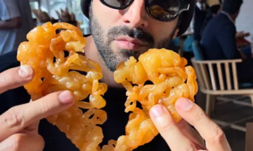Kartik Aaryan ने अहमदाबाद में दिल के आकार की जलेबी, फाफड़ा खाया