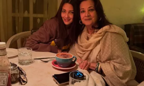 Riya Sen देहरादून के कैफे में मून मून के साथ पोज़ करती दिखीं Riya Sen देहरादून के कैफे में मून मून के साथ पोज़ करती दिखीं