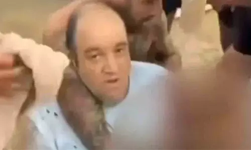 Sydney के बहादुर आदमी ने आतंकवादी का सामना किया, और कहा मैं मरने वाला हूँ Sydney के बहादुर आदमी ने आतंकवादी का सामना किया, और कहा मैं मरने वाला हूँ