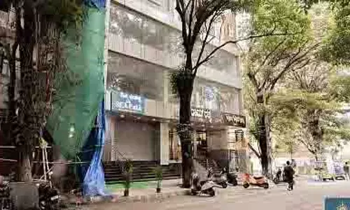 होटल से भागने की कोशिश में महिला को गंभीर चोट, Bengaluru में पार्टी बस्ट