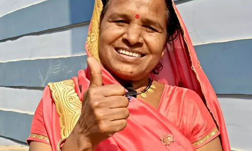 महतारी वंदन योजना से महिलाओं को मिल रहा आर्थिक संबल महतारी वंदन योजना से महिलाओं को मिल रहा आर्थिक संबल