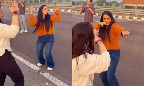 Rajasthan में महिला पुलिसकर्मी हाईवे पर लोगों के साथ डांस करती दिखी