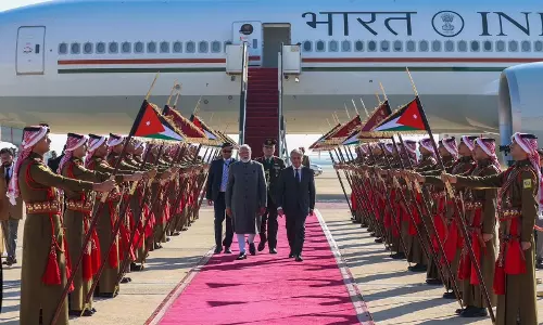 प्रधानमंत्री नरेंद्र मोदी पहुंचे ओमान, एयरपोर्ट पर हुआ भव्य स्वागत