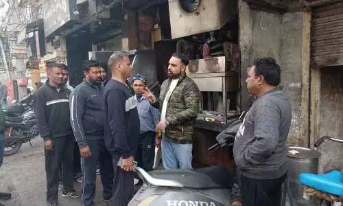MC अधिकारियों ने कूपर रोड इलाके में अचानक निरीक्षण किया