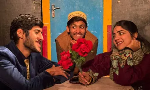 Natrang ने साप्ताहिक थिएटर श्रृंखला में नाटक कबाब में हड्डी का मंचन किया Natrang ने साप्ताहिक थिएटर श्रृंखला में नाटक कबाब में हड्डी का मंचन किया