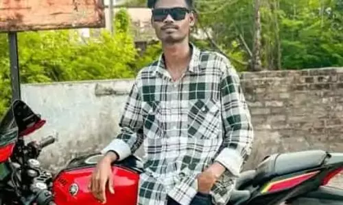 युवक की पत्थर से कुचलकर हत्या, फुटबॉल मैदान के पास मिला शव
