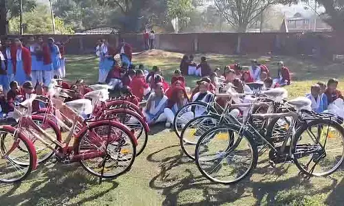 Assam: लेडो में छात्राओं को साइकिलें वितरित Assam: लेडो में छात्राओं को साइकिलें वितरित