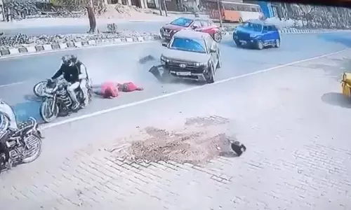 यूपी में Hit-and-Run की घटना में दो तेज़ रफ़्तार कारों ने एक बाइकर और एक बच्चे को टक्कर मार दी यूपी में Hit-and-Run की घटना में दो तेज़ रफ़्तार कारों ने एक बाइकर और एक बच्चे को टक्कर मार दी