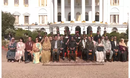 पश्चिम बंगाल के राज्यपाल सीवी आनंद बोस ने Kolkata में विजय दिवस से पहले मुक्ति जोधा से मुलाकात की पश्चिम बंगाल के राज्यपाल सीवी आनंद बोस ने Kolkata में विजय दिवस से पहले मुक्ति जोधा से मुलाकात की