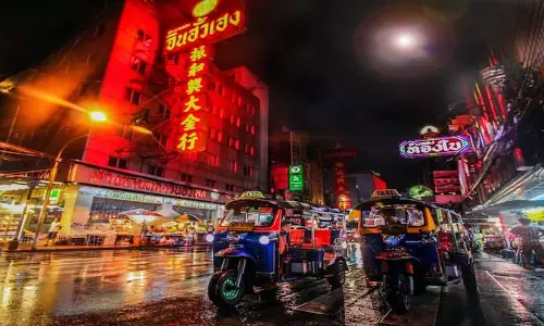 Thailand में भारतीयों की कतार में जगह रिज़र्व करने के लिए बैग इस्तेमाल करने पर आलोचना हुई Thailand में भारतीयों की कतार में जगह रिज़र्व करने के लिए बैग इस्तेमाल करने पर आलोचना हुई