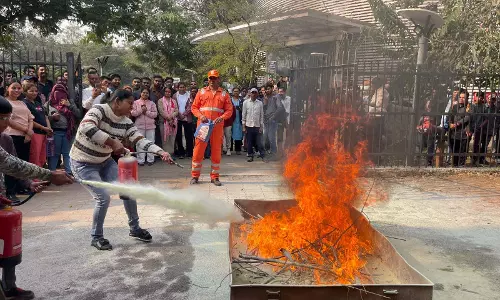 छात्र-छात्राओं को दिया गया फायर सेफ्टी का लाइव प्रशिक्षण छात्र-छात्राओं को दिया गया फायर सेफ्टी का लाइव प्रशिक्षण