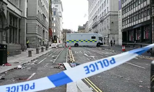 Liverpool जीत जश्न में भीड़ पर कार चढ़ाने वाला ड्राइवर सज़ा सुनवाई में टूटा Liverpool जीत जश्न में भीड़ पर कार चढ़ाने वाला ड्राइवर सज़ा सुनवाई में टूटा