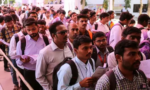 November में बेरोज़गारी आठ महीने के निचले स्तर पर आकर 4.7% हो गई