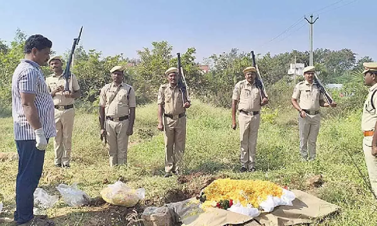 Telangana: सर्विस डॉग लूसी का अंतिम संस्कार पुलिस सम्मान के साथ किया गया Telangana: सर्विस डॉग लूसी का अंतिम संस्कार पुलिस सम्मान के साथ किया गया