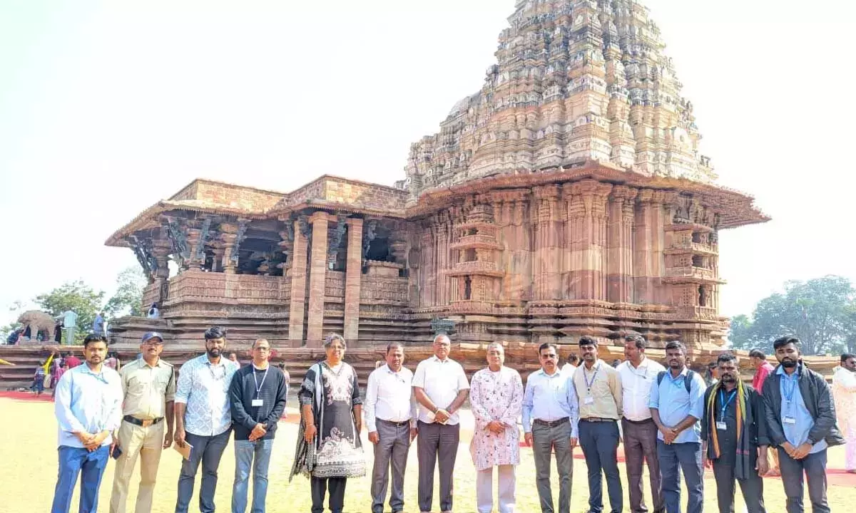 UNESCO के राजदूत विशाल वी. शर्मा ने संरक्षण कार्यों की समीक्षा के लिए रामप्पा मंदिर का दौरा किया UNESCO के राजदूत विशाल वी. शर्मा ने संरक्षण कार्यों की समीक्षा के लिए रामप्पा मंदिर का दौरा किया