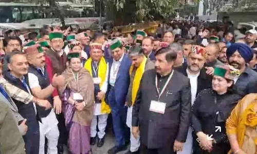 Himachal को केंद्रीय सहायता को लेकर कांग्रेस और बीजेपी के बीच जुबानी जंग जारी है Himachal को केंद्रीय सहायता को लेकर कांग्रेस और बीजेपी के बीच जुबानी जंग जारी है