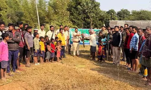 Similipal में संरक्षण अभियान के दौरान ग्रामीण ने स्वेच्छा से हथियार सौंप दिया Similipal में संरक्षण अभियान के दौरान ग्रामीण ने स्वेच्छा से हथियार सौंप दिया