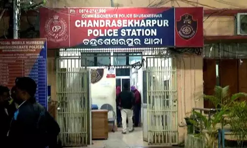 Bhubaneswar बार में छापेमारी के बाद एक्साइज टीम पर हमला, 4 गिरफ्तार Bhubaneswar बार में छापेमारी के बाद एक्साइज टीम पर हमला, 4 गिरफ्तार