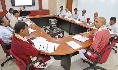 TTD मंदिरों में कियोस्क मिशन और UPI पेमेंट के लिए QR कोड होंगे, EO ने कहा TTD मंदिरों में कियोस्क मिशन और UPI पेमेंट के लिए QR कोड होंगे, EO ने कहा