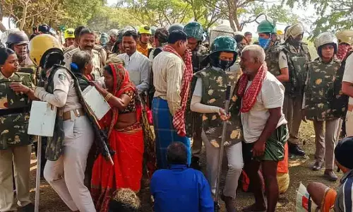 Odisha के पुरी में नहर खुदाई को लेकर ग्रामीणों और पुलिस के बीच झड़प Odisha के पुरी में नहर खुदाई को लेकर ग्रामीणों और पुलिस के बीच झड़प