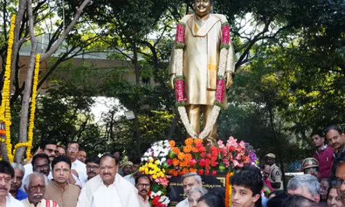 हैदराबाद: विवादों के बीच एसपी बालासुब्रह्मण्यम की 7.2 फीट ऊंची कांस्य प्रतिमा का अनावरण हैदराबाद: विवादों के बीच एसपी बालासुब्रह्मण्यम की 7.2 फीट ऊंची कांस्य प्रतिमा का अनावरण