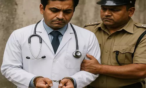 आयुष्मान भारत योजना में रिश्वत का खुलासा, 11 लाख की रिश्वत लेते डॉक्टर गिरफ्तार आयुष्मान भारत योजना में रिश्वत का खुलासा, 11 लाख की रिश्वत लेते डॉक्टर गिरफ्तार
