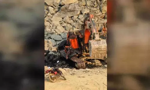 Balasore: अवैध पत्थर परिवहन के दौरान पोकलेन मशीन खदान से गिरी