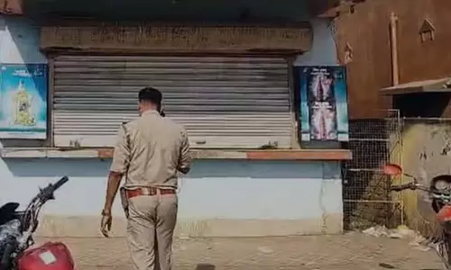 एक आदमी दुकान में घुसा, शराब की बोतलें और 50,000 रुपये Cash चुरा लिए एक आदमी दुकान में घुसा, शराब की बोतलें और 50,000 रुपये Cash चुरा लिए