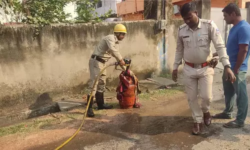 दुर्गापुर में LPG Cylinder लीक होने से लगी आग, मकान मालिक घायल दुर्गापुर में LPG Cylinder लीक होने से लगी आग, मकान मालिक घायल