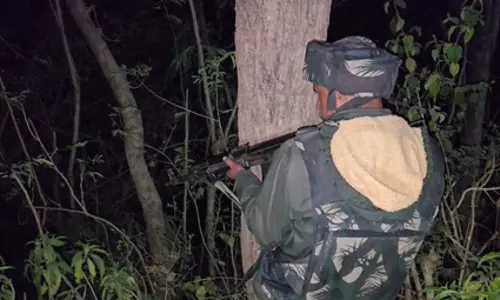 जम्मू-कश्मीर: उधमपुर में आतंकियों और सुरक्षाबलों के बीच मुठभेड़ जम्मू-कश्मीर: उधमपुर में आतंकियों और सुरक्षाबलों के बीच मुठभेड़