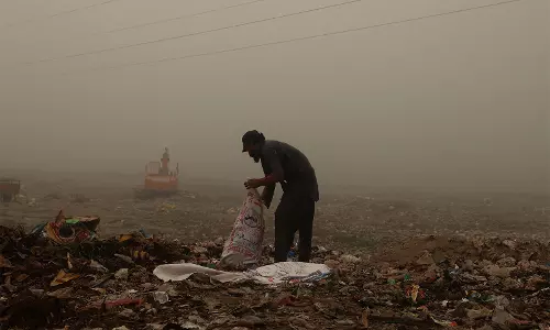 Karachi में कूड़े के ढेर से दुर्गंध और धुआँ Karachi में कूड़े के ढेर से दुर्गंध और धुआँ